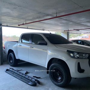 Sidesteps Toyota Hilux